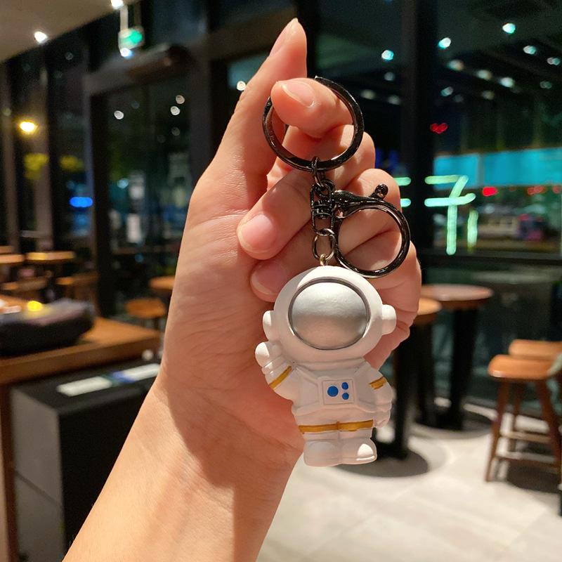 Creative Cartoon Resin Astronaut Keychain Astronaut Car Key Chain Bag Toy Pendant Gift single pack