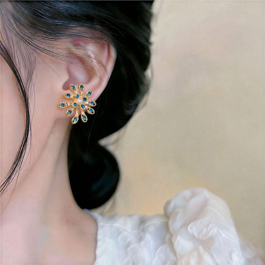 Exquisite Daisy Flower Stud Earrings: Versatile, Light Luxury Accessory for Women