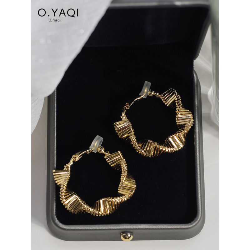 Fashion Style Metal Texture Twisted Large Circle No Piercing Cushion Ear Clip Fashion Personalized Earrings Temperament Female Earrings No Pierced Ears - Large Circle Padded Ear Clips
