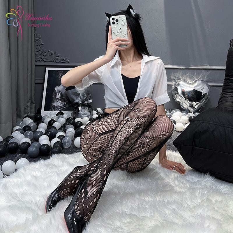 Chiloți transparenti ademenți și ciorapi tăiați de mână pentru ispită fără efort