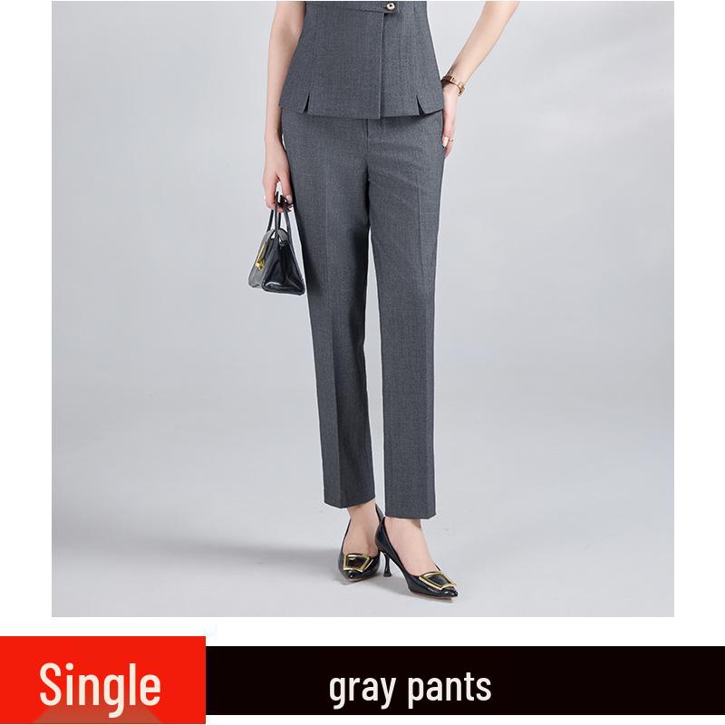 Ensemble jupe et veste à manches courtes gris - Uniforme professionnel pour réception d'hôtel, bureau, bijouterie