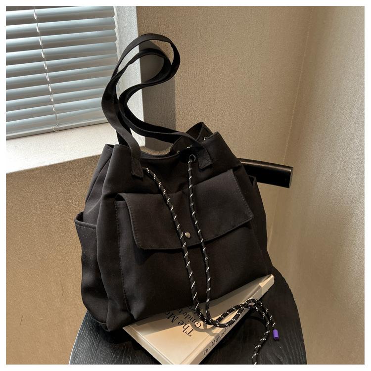 Waterproof Shoulder Bag for Women Large Capacity Stylish Tote Bag Lightweight Versatile and Minimalist Texture Commuter Bag чёрный
