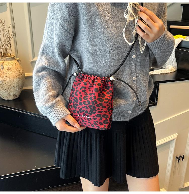 

Premium sense niche bag women s 2025 new autumn and winter matte leopard print shoulder messenger bag popular women s bucket bag