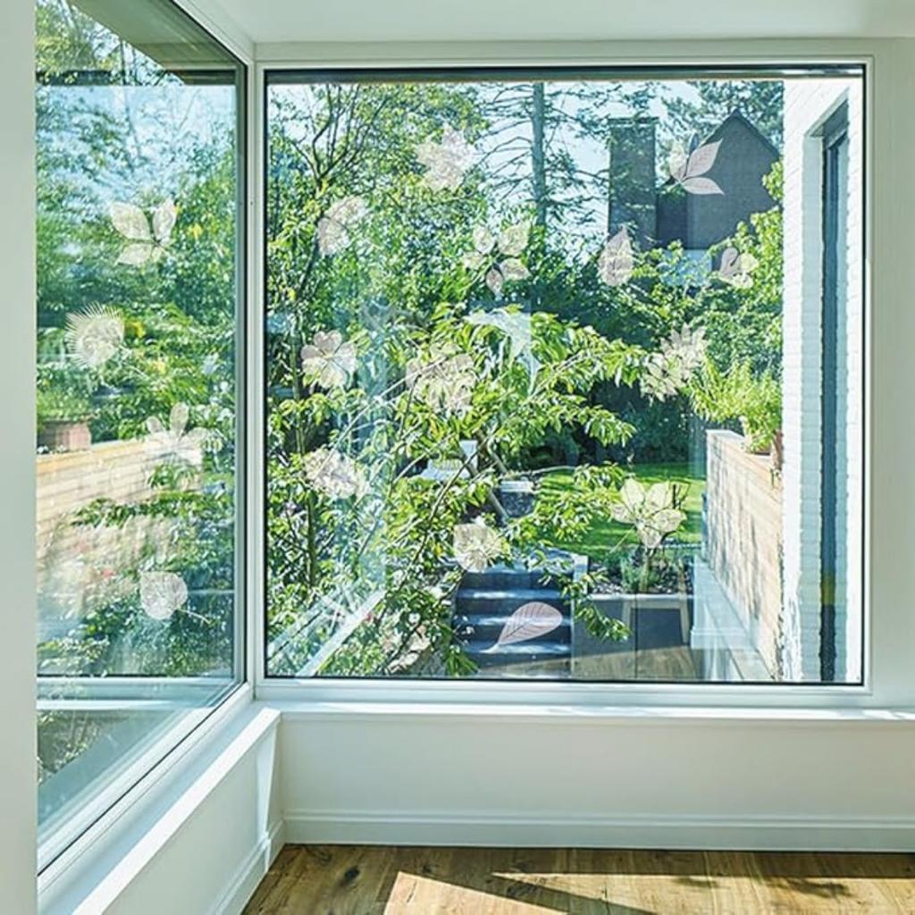 Okenní přilby s motivem listů: Ekologická prevence srážek s ptáky díky statické adhezi