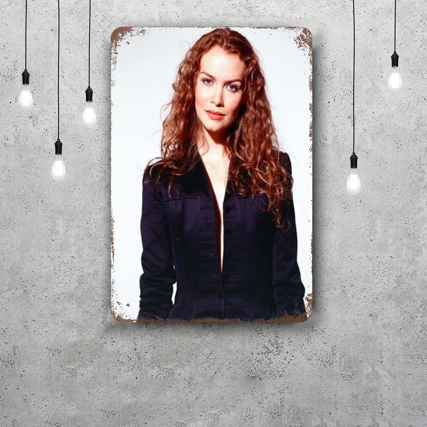 

Saffron Burrows Classic Poster Rusty Metal Plaque Retro Decorative Plate Bar Man Cave Garage Club Metal Sign Wall Decoration 20x30cm（7.8x11.8inch）