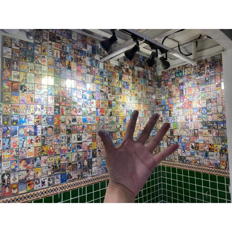 Retro Dekoracja Ścienna z Kasetami Magnetofonowymi do Tła Restauracji i Barów