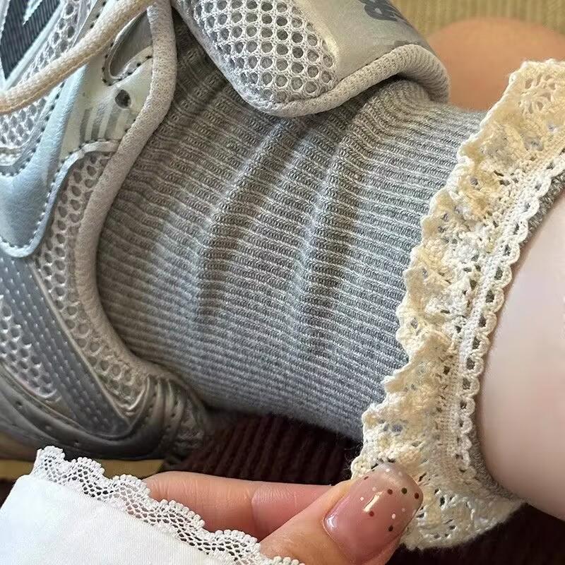 Korean-Japanese Sweet Girl Vertical Striped Pleated Lace Socks - Spring/Autumn Retro Style