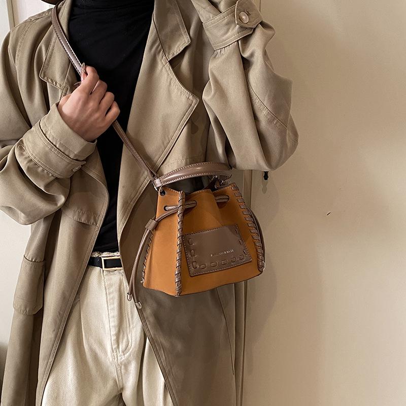High-end Niche Bag Women's Autumn and Winter 2025 New Retro Fashion Messenger Bag Woven Portable Mini Bucket Bag