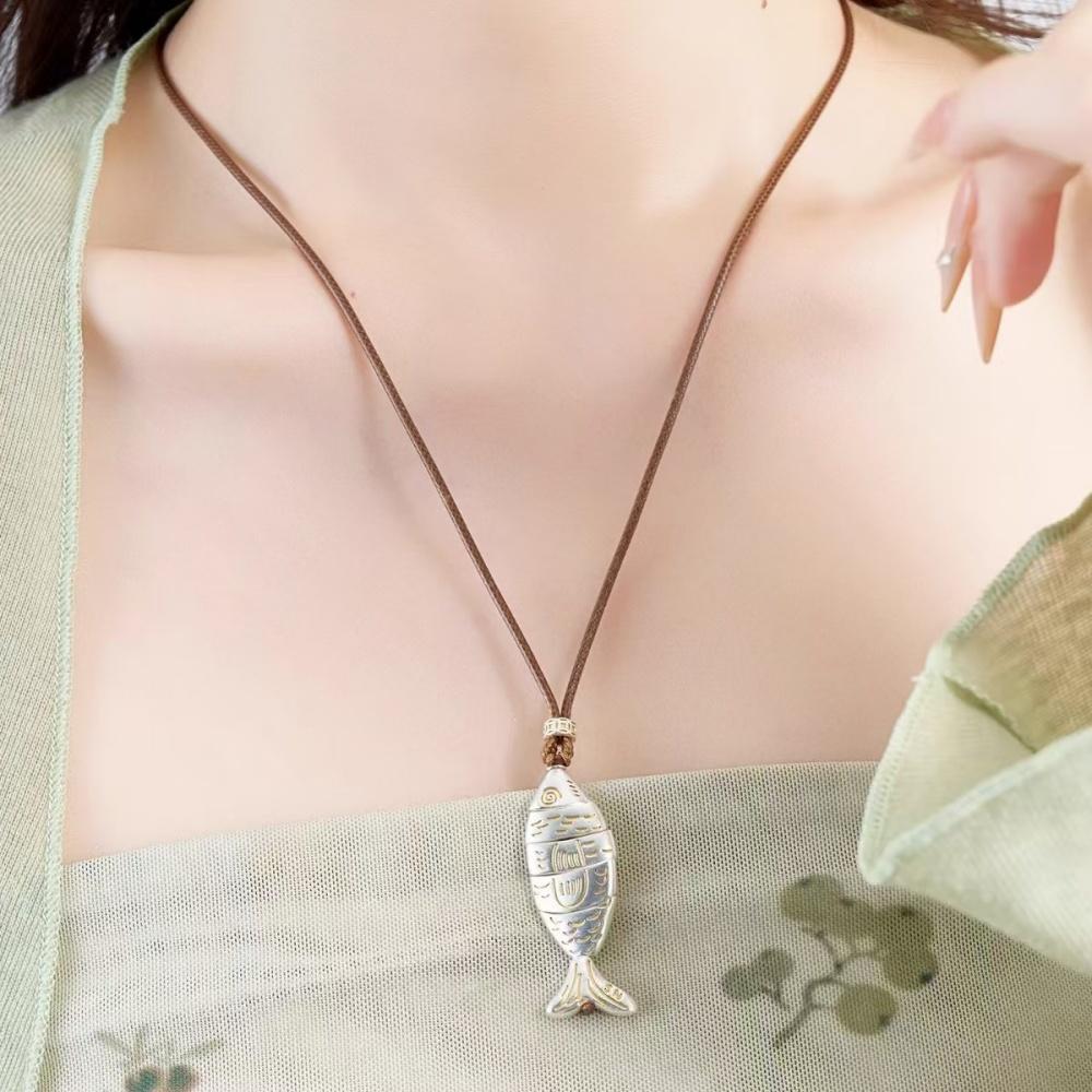 Nuova Collana a Pesce con Texture Geometrica Argentea Splicing Unisex Retrò Alta Moda Gioiello Raffinato Unico Regalo