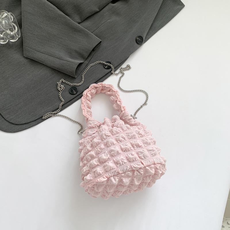 

Модная сумка-мешок через плечо из пузырчатой ткани, сумка-облако, женская, популярная новая нишевая, универсальная, в корейском стиле, сумка-ведро для женщин, 2025