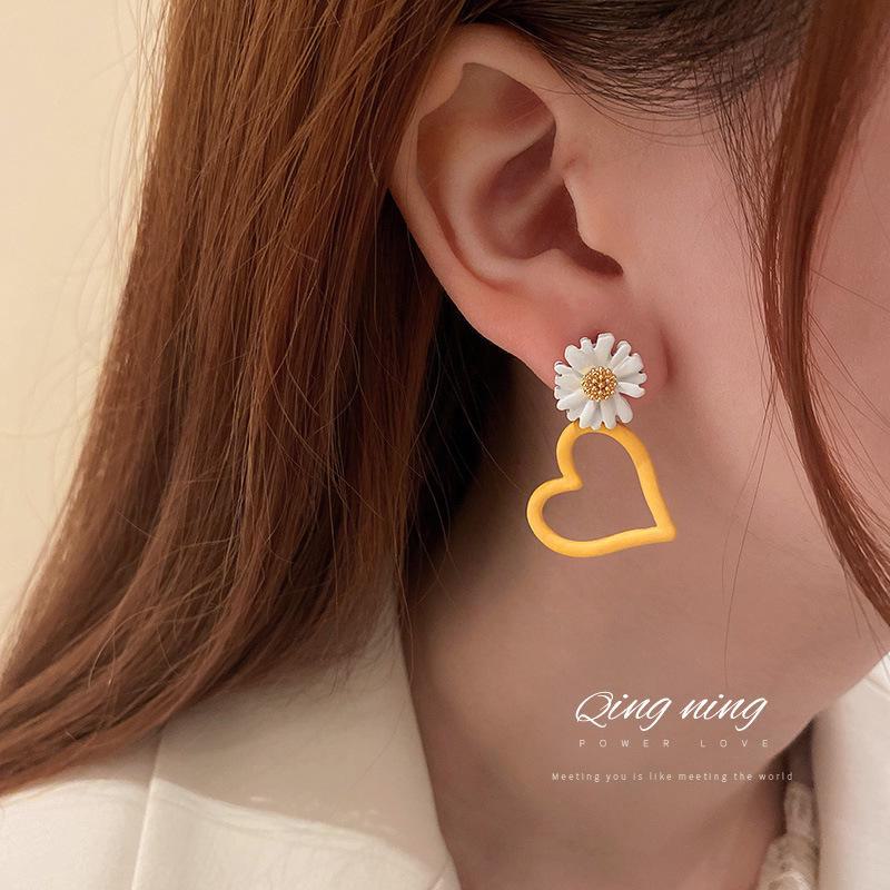 Silver Needle Asymmetrical Love Daisy Earrings - Korean Sweet Style Earrings