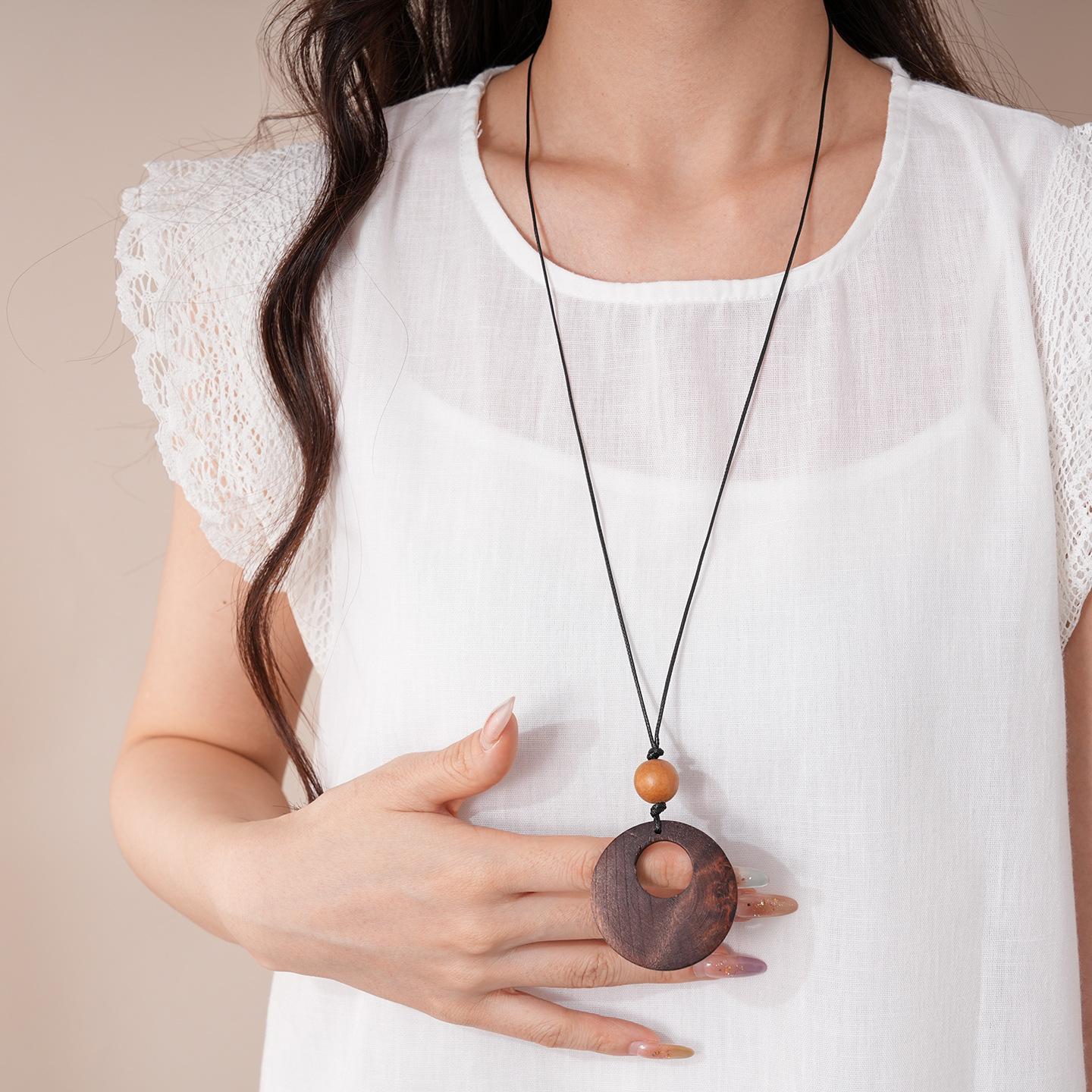 

Wax rope wooden beads round flower love pendant necklace retro ethnic style collarbone chain niche design sense item decoration women