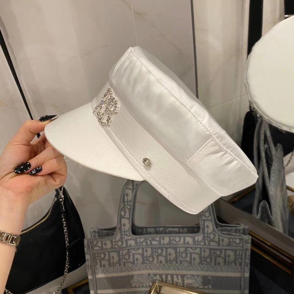 Beret satynowy w kolorze granatowym z cyrkoniowym napisem - Modna, oddychająca czapka gazeciarza