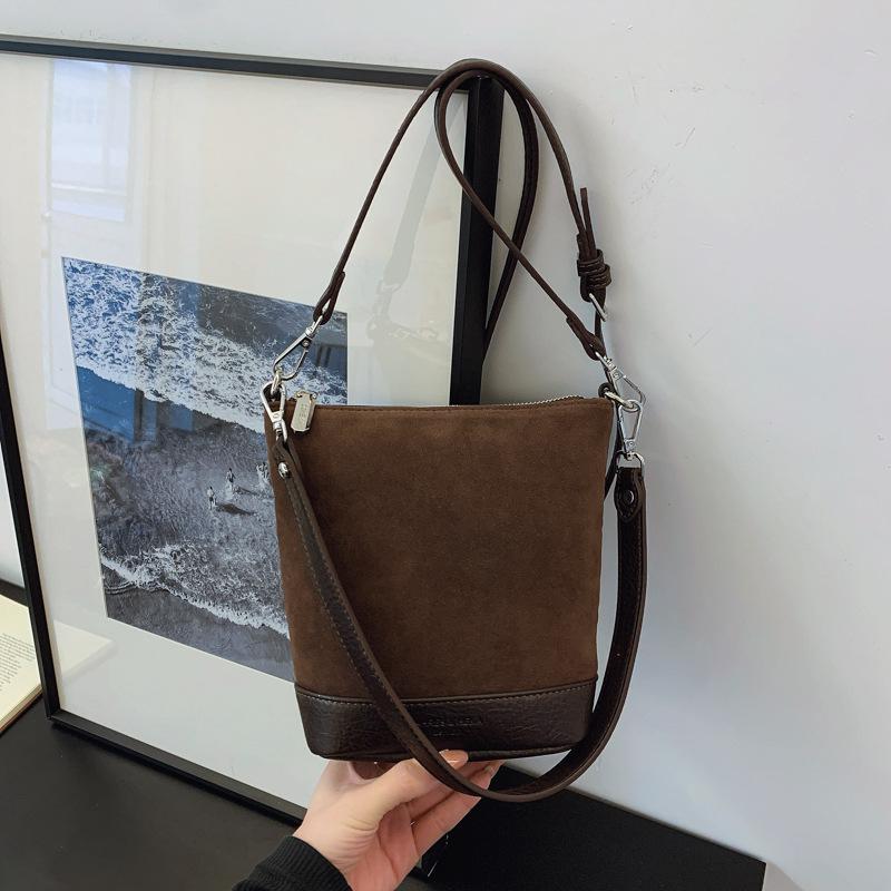 

Frosted bucket bag women s niche design spring new retro fashion shoulder messenger commuter bag 16*9*19cm коричневий