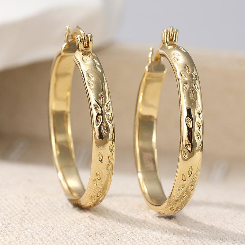Gold earrings, large round style, electroplated round texture design, eye-catching earrings.