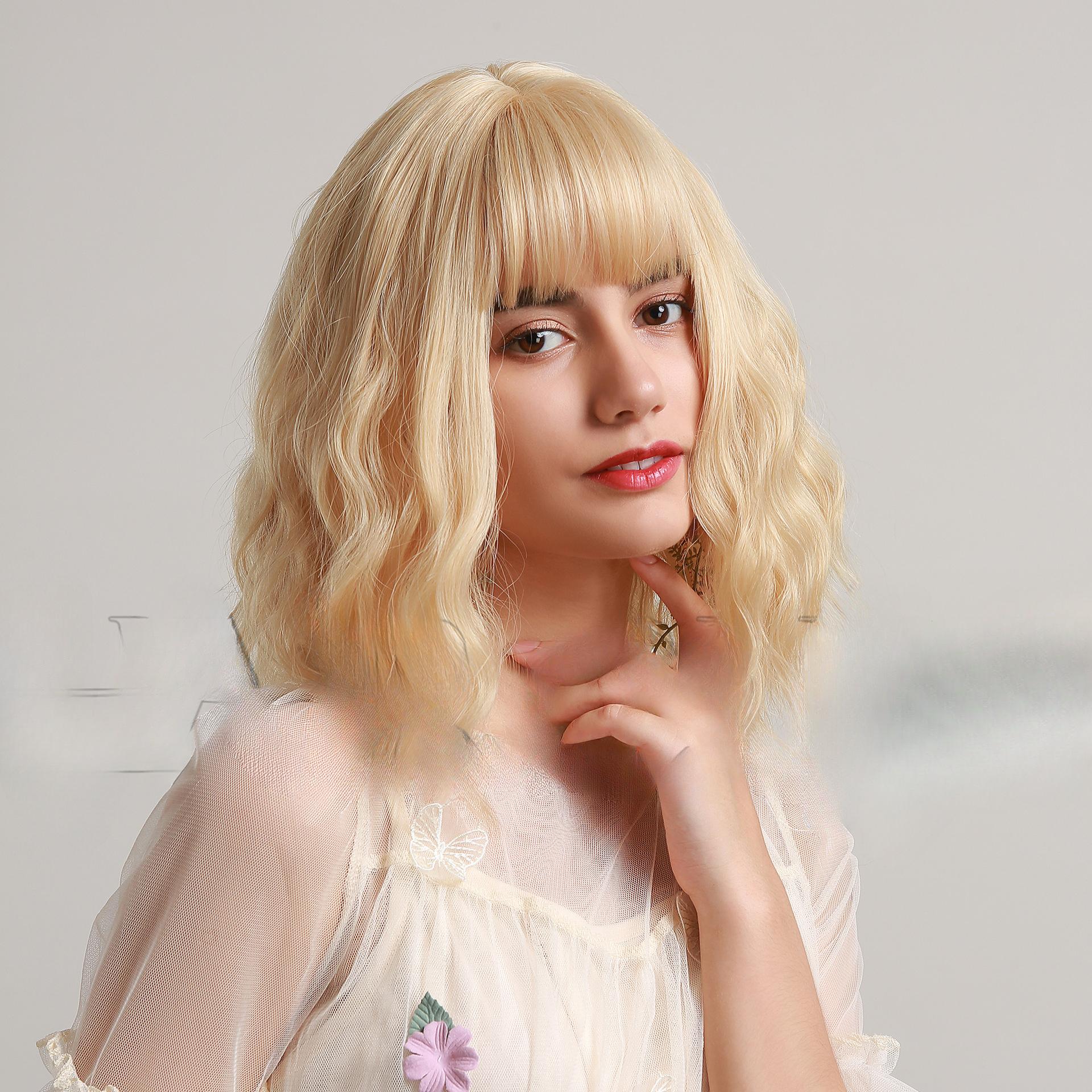 

Хэллоуин градиент зеленый полная челка длиной до плеч короткие вьющиеся волосы женский парик набор волос парики повседневное применение