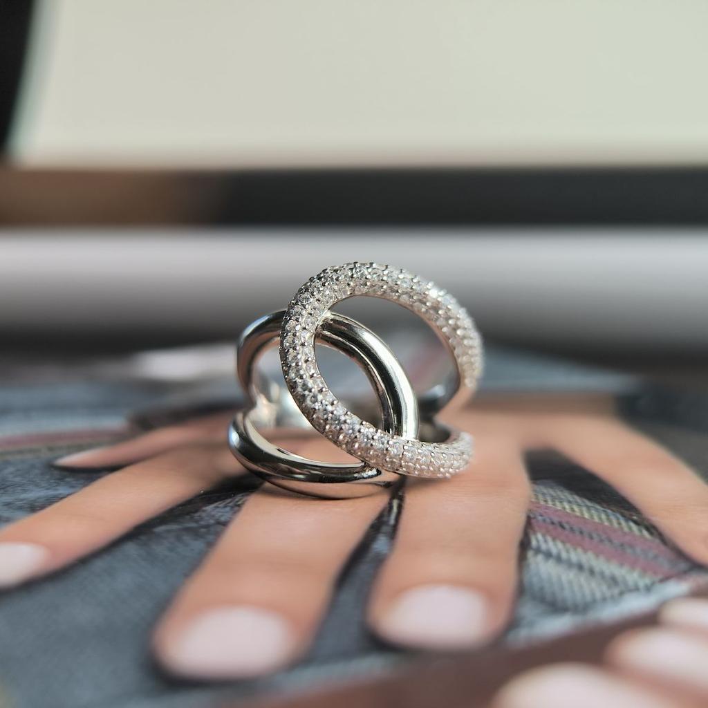 Серебряное кольцо с фианитами, вес изделия 5,92 гр (2192763)