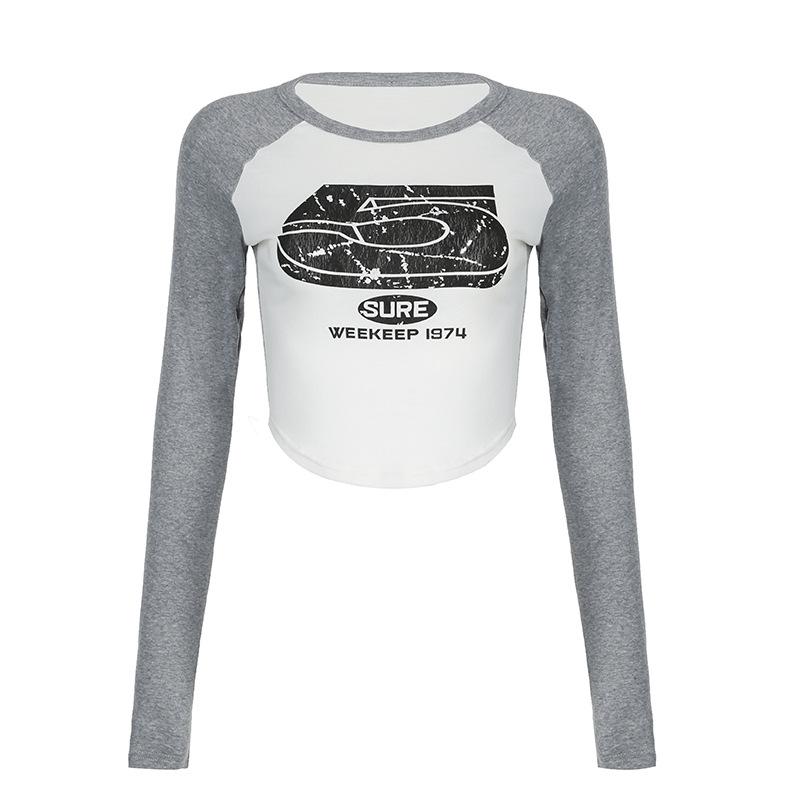 

Облегающая футболка с рукавами реглан и принтом для девочек, осень 2024, американский уличный универсальный топ с неровным подолом L серый