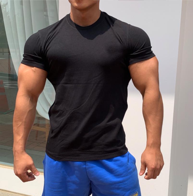 Pánske priedušné elastické fitness tričko úzkeho strihu na tréning