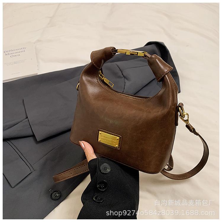 

В этом году поток маленьких сумок для женщин осень 2025 новая ретро универсальная сумка для поездок нишевые наплечные сумки-мессенджеры