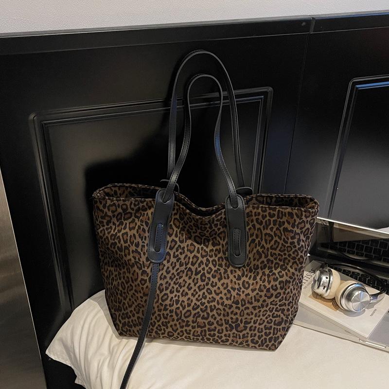 2025 High-End Retro Leopard Print Tote - Versatile Large Capacity Handbag for Women, Perfect for Autumn/Winter, Single Shoulder Carry.