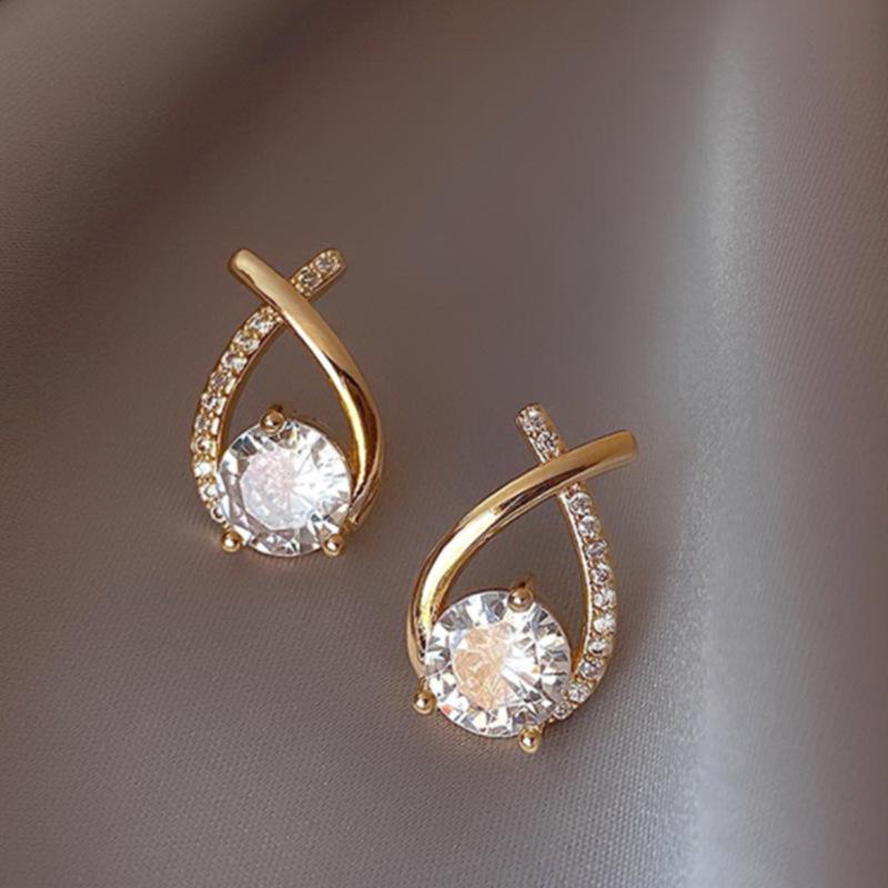 

Элегантные серьги-пусеты с бриллиантами X-образной формы в виде рыбьего хвоста в стиле принцессы 18K золотой