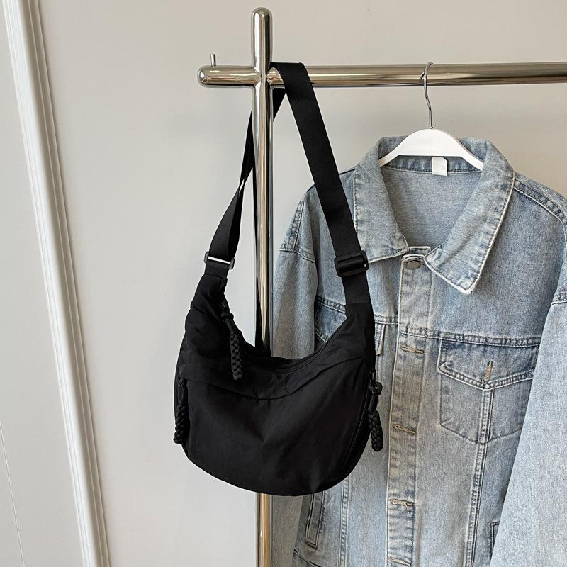 

Легкая сумка женская новая повседневная нишевая дизайнерская сумка через плечо, сумка-мессенджер, сумка-пельмень для учебы и работы чёрный