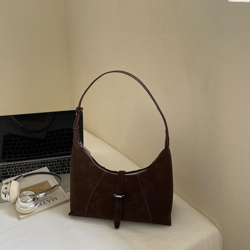 

Vintage casual large-capacity suede underarm bag 2025 autumn new matte commuter fashion shoulder bag crescent bag темно-коричневого