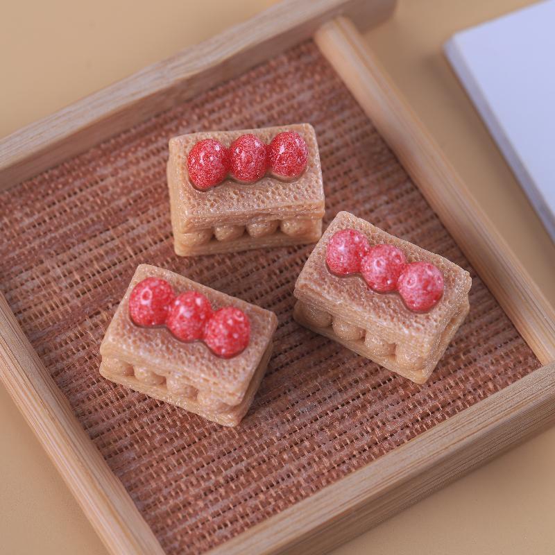 

Игровой набор «Сделай сам» для миниатюрной еды: Украшения для торта и булочки из смолы 2.0cm x 2.5cm