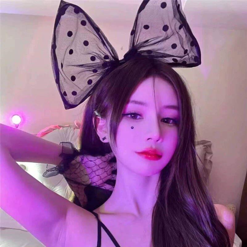 

Высококлассная черная повязка на голову с бантом в горошек - трендовый стиль знаменитостей 2023