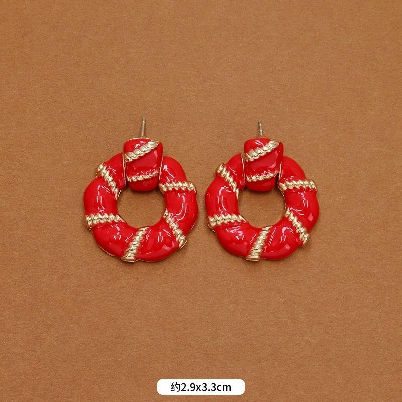 Autumn and winter niche French retro court enamel stud earrings femininity fashionable personality exaggerated Hong Kong style small fragrant ear