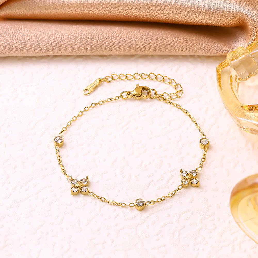 2025 Retro Zircon Four-Leaf Clover Bracelet: Women's Light Luxury Floral Jewelry