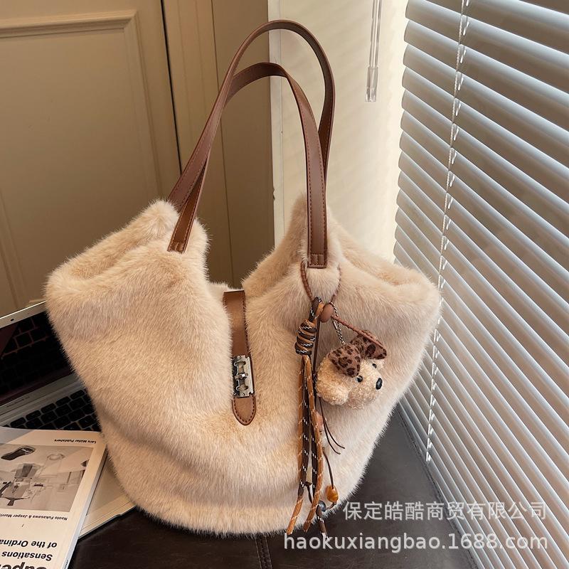 Retro Fluffy Bag Women's Large Capacity 2025 New Autumn and Winter Casual Plush Shoulder Bag Student Class Tote Bag