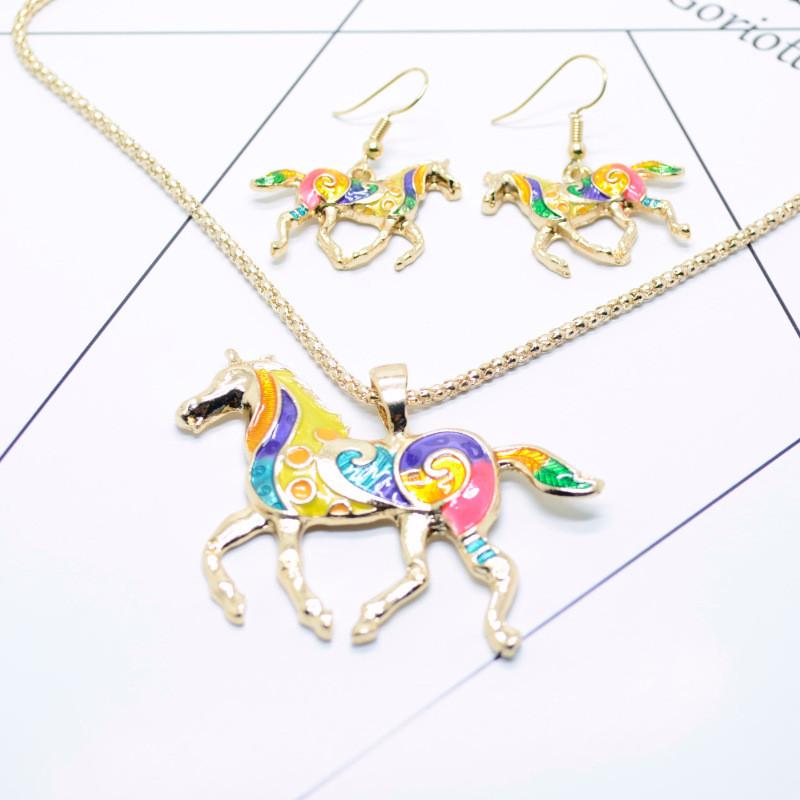 

Trendy Rainbow Pony Pendant Earring Necklace Set With Colorful Gradient Design золотой