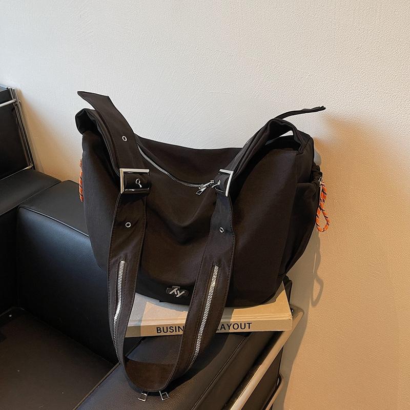 Literary and simple solid color fashion messenger bag women's 2025 early spring large-capacity trendy brand casual shoulder dumpling bag