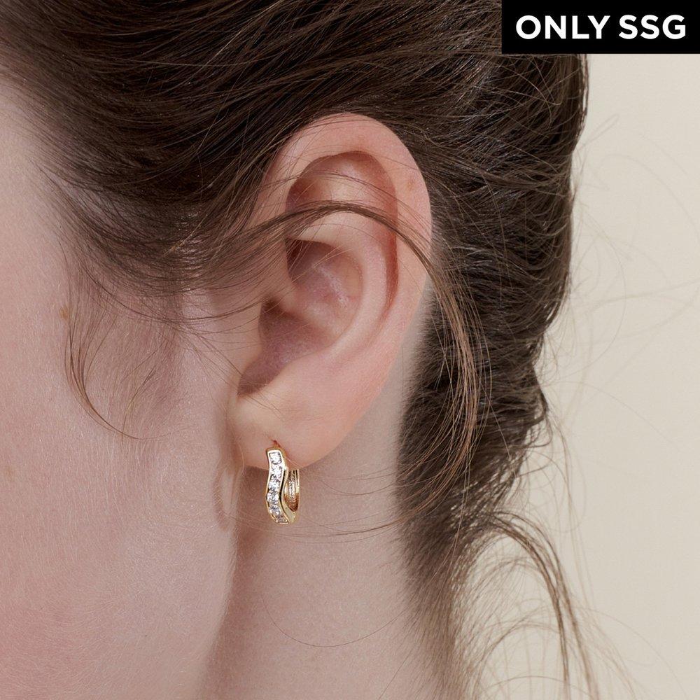 [SSG Exclusive] [Worn by Park Shin-hye, Kwon Eun-bi, Billy Sua, and Seraphim Kazuha in Judges from Hell] Wave Cubic Earring