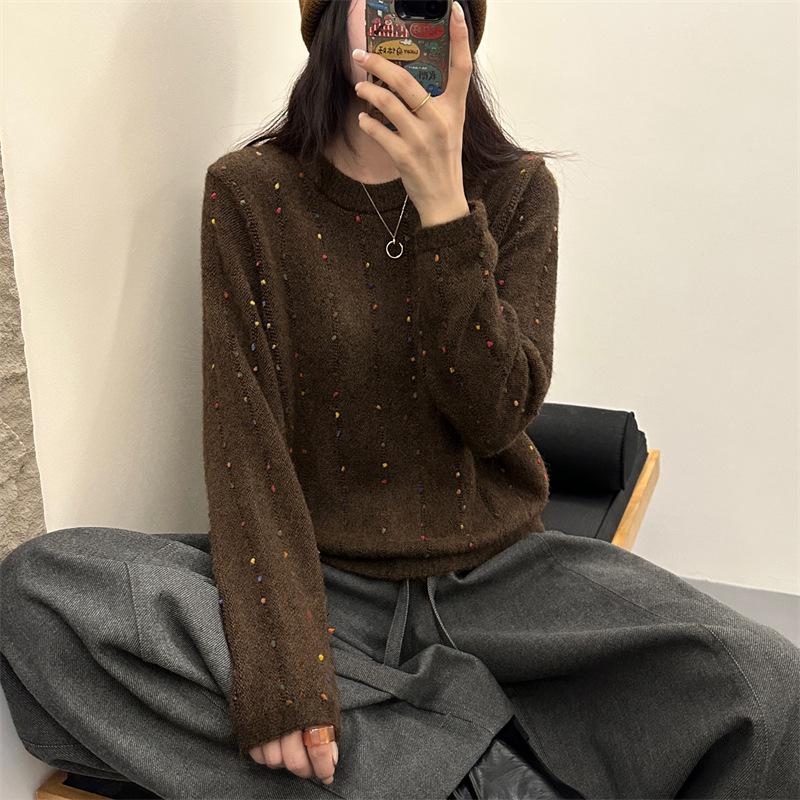 

Женский вязаный пуловер с круглым вырезом и горячей вышивкой - Мягкий, свободный, универсальный стиль для осени/зимы 2025 Small кофейный