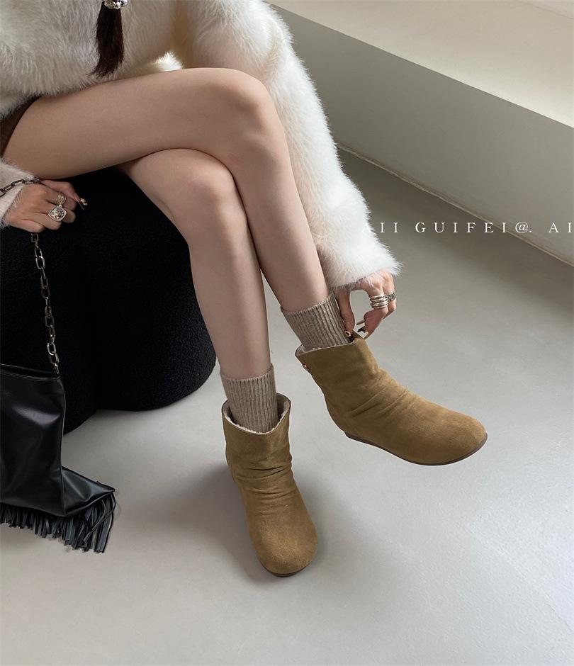 Herbst 2025 neue innenliegende Absatzhöhung Falten kleine kurze Stiefel Damen antike Mode westliche Wildleder-Stiefel Temperament Martin-Stiefel