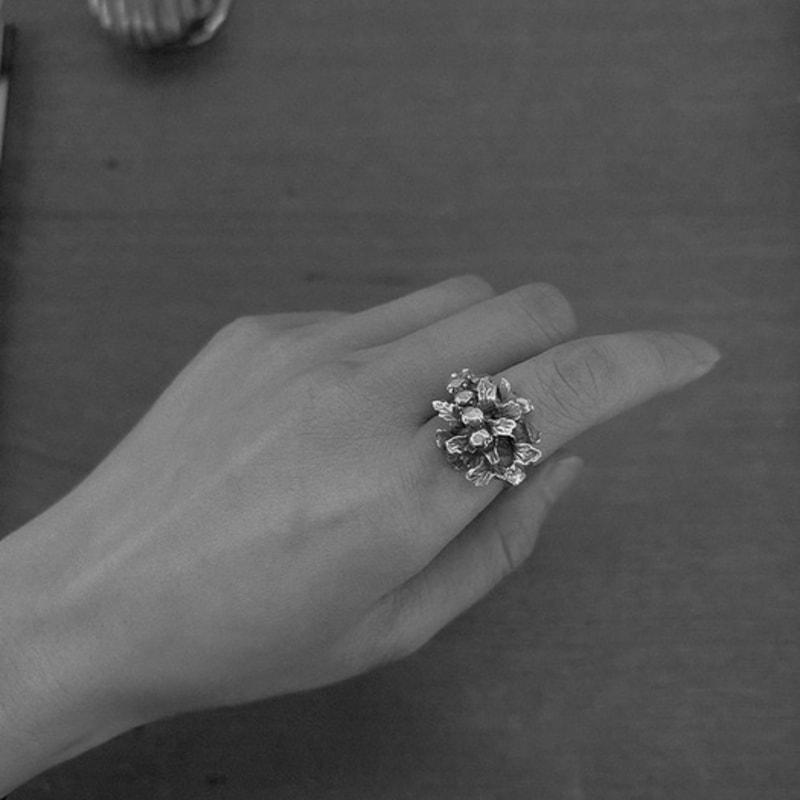 HYERIKIM JEWELLERY The winter garden photography ring (silver)