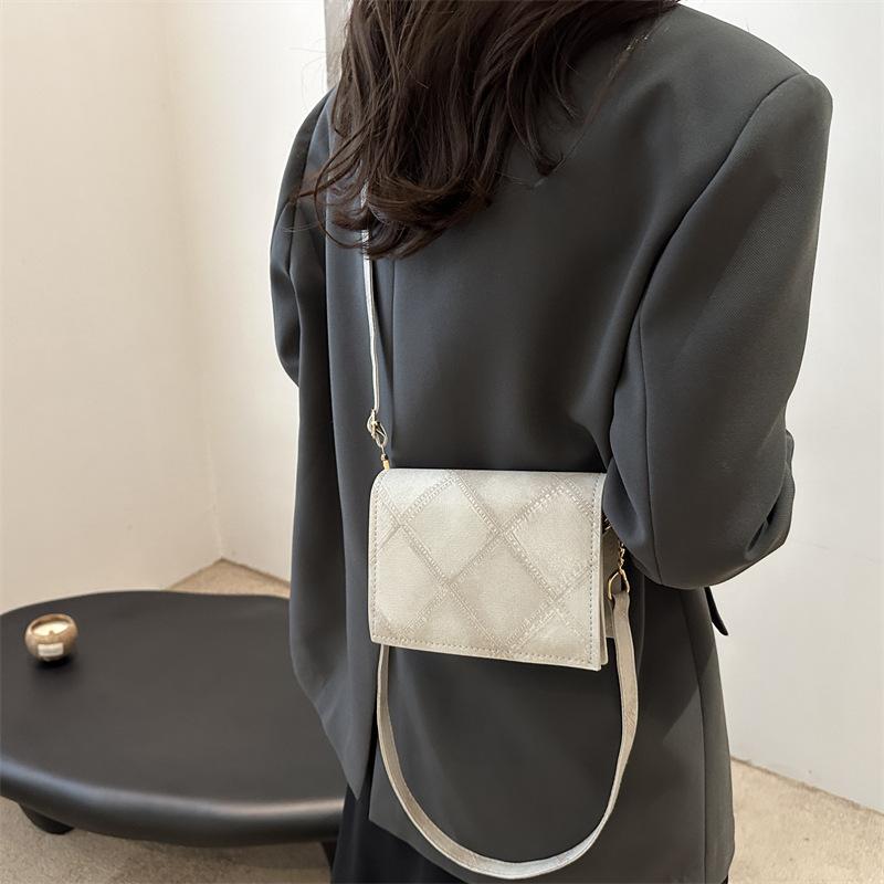 Fashion personality leisure commuter messenger bag fashion shoulder bag 2024 summer new simple fashion small square bag