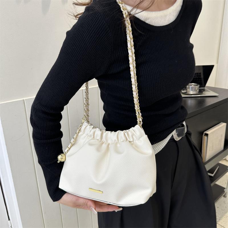 Popular chain bag women's new 2025 niche design sense solid color shoulder bag cloud bag messenger bag women