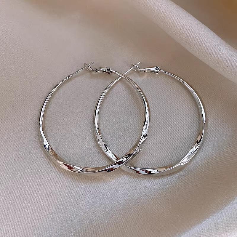 Elegant European and American Style Large Hoop Earrings: High-End Light Luxury Design.
