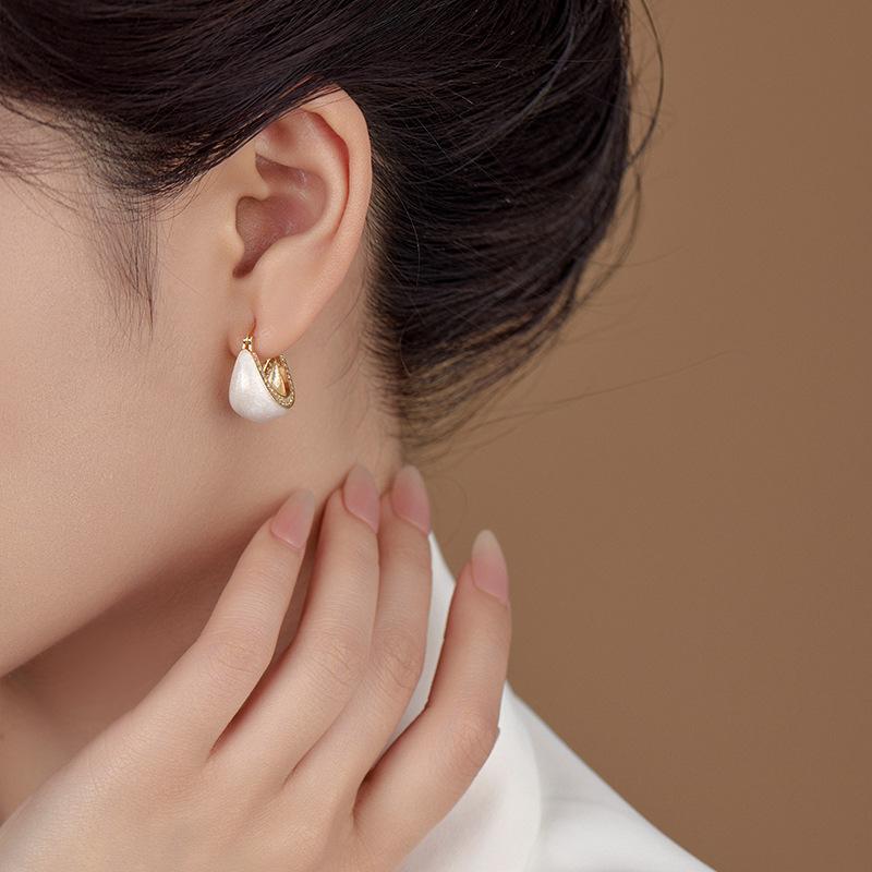 Small Fresh And Sweet Slightly Inlaid Zircon Temperament Earrings Fashionable Retro High-End Earrings Niche Design Ear Buckle Women