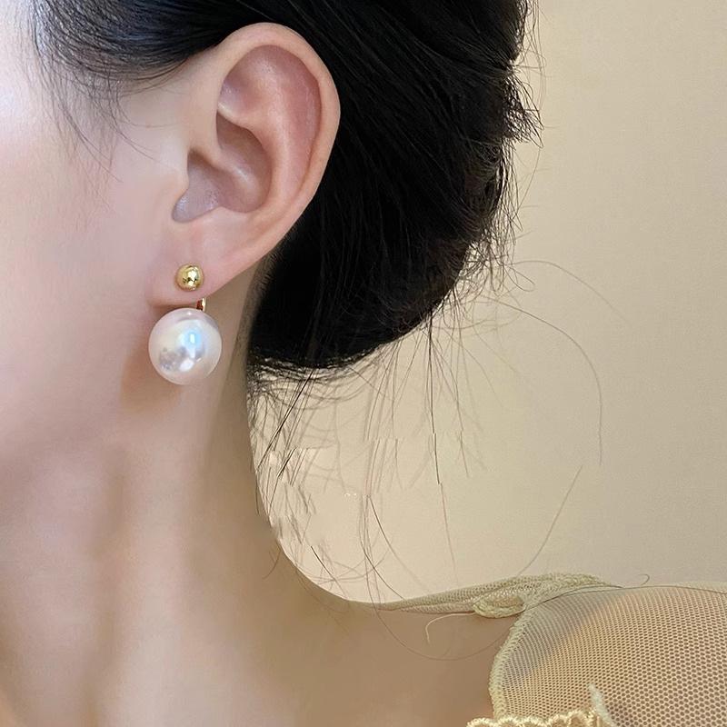 Women's 2023 Light Luxury Pearl Pendant Necklace and Niche Design Choker Earrings Set