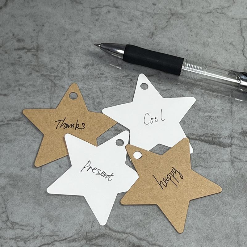 50 szt. Puste zawieszki z papieru kraftowego, zawieszka odzieżowa, kształt gwiazdy, zawieszka na prezent, karty z etykietami cenowymi DIY ze sznurkiem