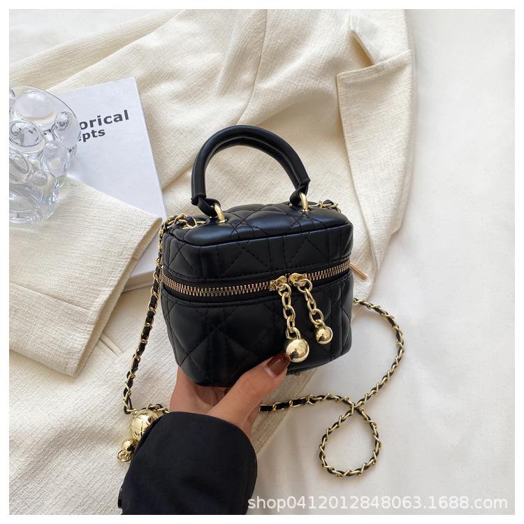 

Зарубежный стиль популярная портативная маленькая сумка женская 2025 новая мода универсальная сумка-мессенджер на цепочке мини-сумка коробка маленькая сумка