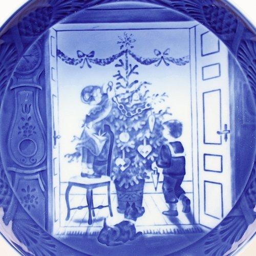 2000 Royal Copenhagen "Decorate the Tree" Year Plate [Parallel Import]