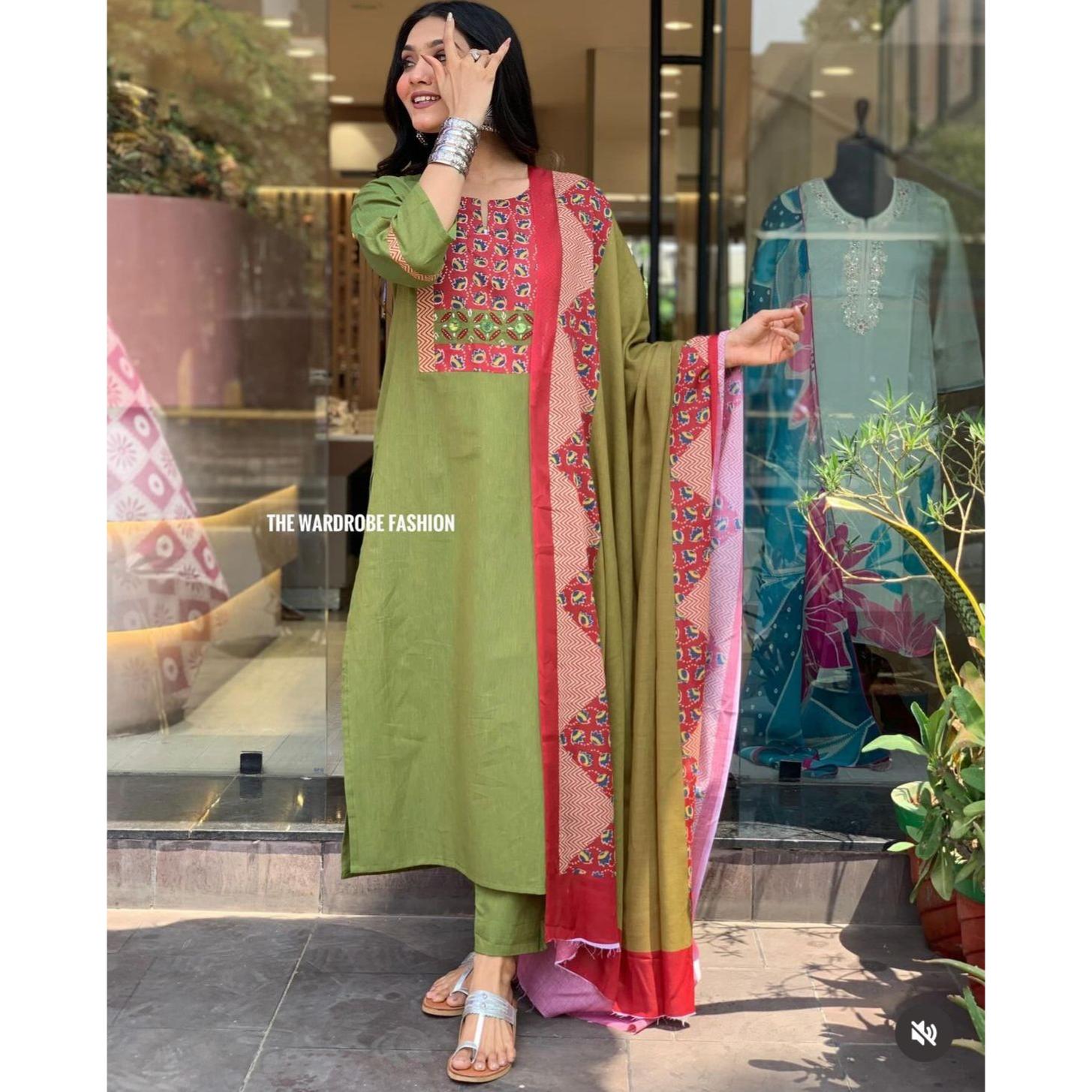 

Фисташково-зеленый комплект костюма Kurti выглядит как наряд для вечеринки, изготовленный из вискозы с использованием Maslin Duptta.(3 пары)