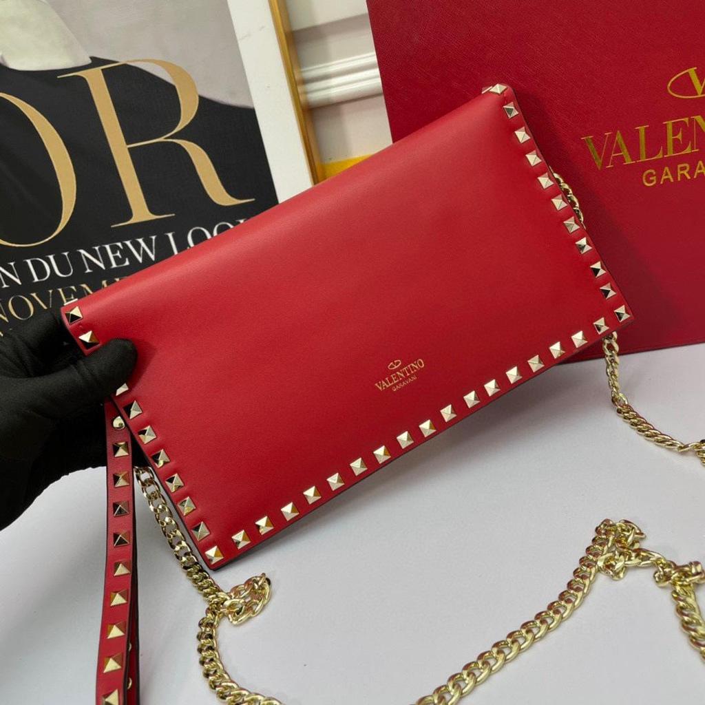 V Family 2026 Women's European & American-Style Rivet Clutch Crossbody Bag