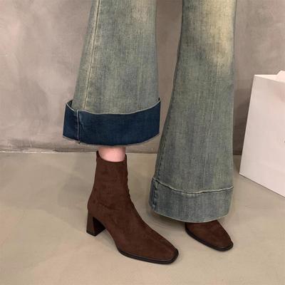 2025 Winter Damen Stiefeletten im französischen Stil mit hohen Absätzen: Blockabsatz, Eckige Zehenpartie, Vielseitig, Mode mit Fleecefutter